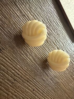 Avon Cream Swirl Clip-On Earrings